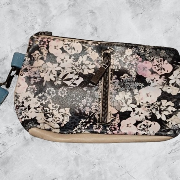 Jones New York Handbags - 🔴5/$18 Jones New York Floral Women's Clutch